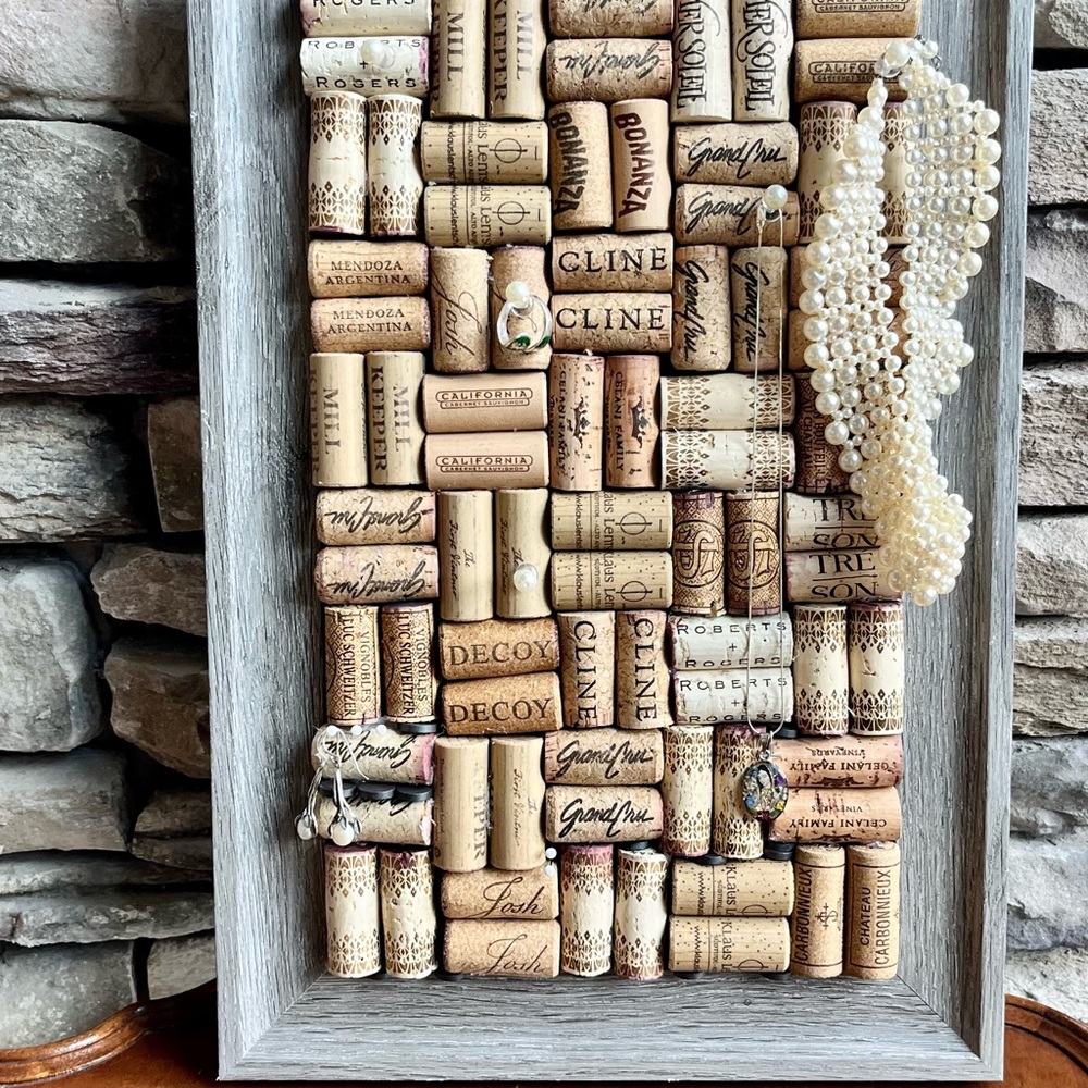 ADORABLE WINE CORK JEWELRY & NOTE BOARD WITH FAUX PEARL PUSHPINS AND MAGNETS